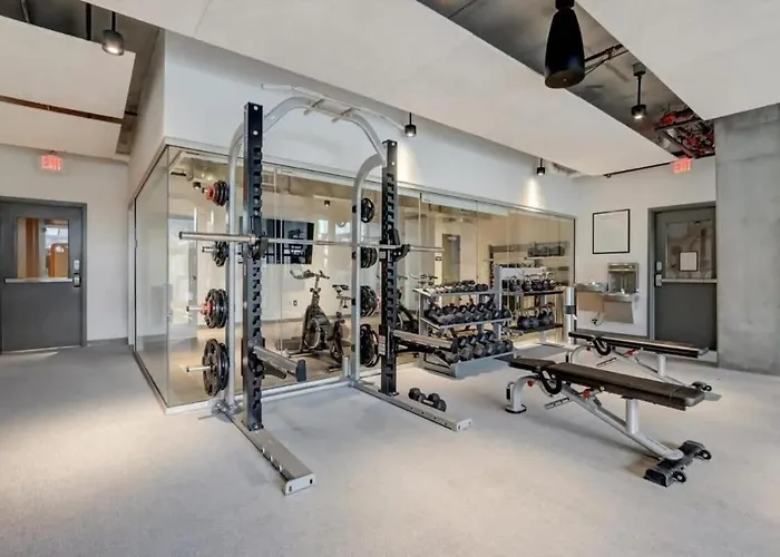 Apartment Boulevard Downtown Highrise Stu Sky Pool Parking Gym 09